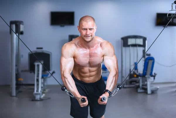 Giovane formazione in palestra con esercizi — Foto Stock