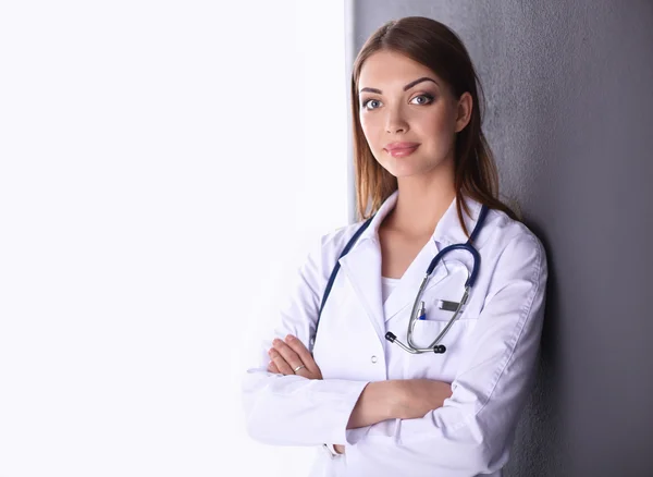 Médica mulher com estetoscópio isolado em fundo cinza — Fotografia de Stock