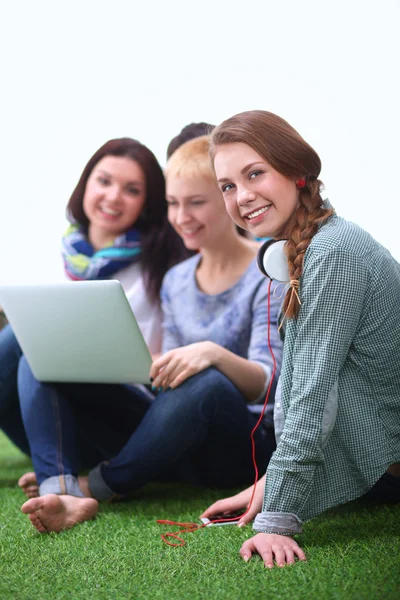 Groupe de jeunes étudiants utilisant un ordinateur portable ensemble — Photo