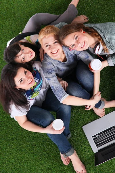 Skupina mladých studentů společně pomocí přenosného počítače — Stock fotografie