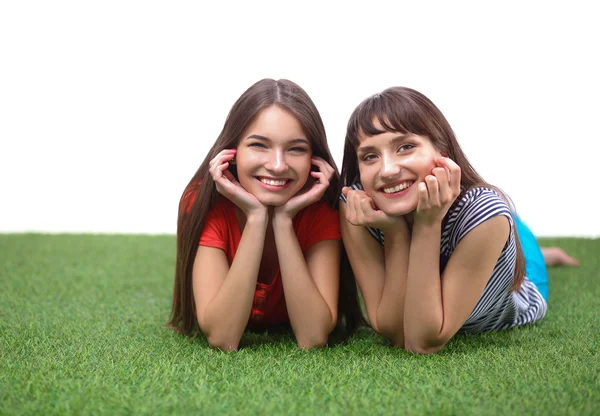 Dos mujeres jóvenes tumbadas sobre hierba verde —  Fotos de Stock