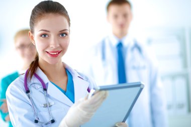 Tıp grubunun önünde çekici bir kadın doktor.