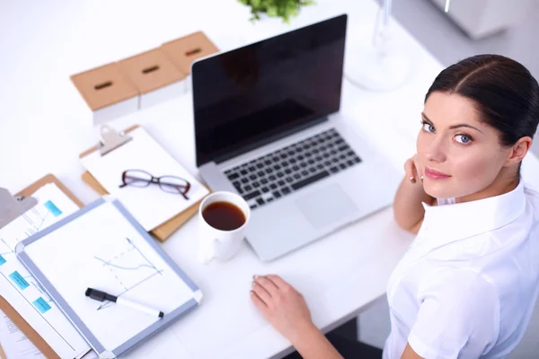 Portrait d'une femme d'affaires assise au bureau avec un ordinateur portable — Photo