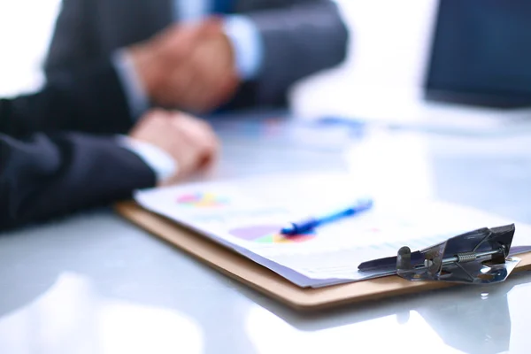 Gente de negocios dándose la mano, terminando una reunión — Foto de Stock