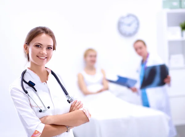 Žena lékař stojící v nemocnici — Stock fotografie