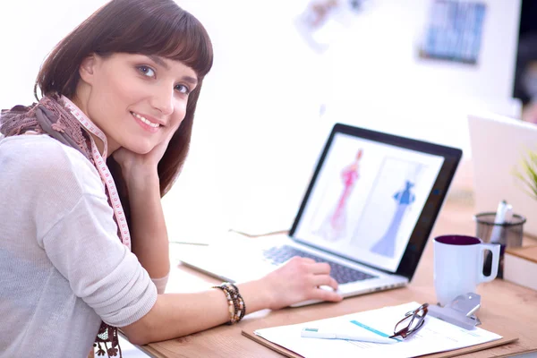 Porträt einer attraktiven Modedesignerin am Schreibtisch — Stockfoto