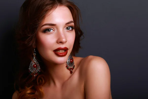 Retrato de joven hermosa mujer con joyas — Foto de Stock