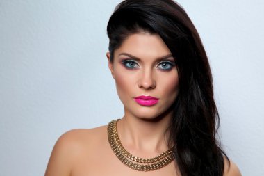 gri arka plan üzerinde izole, güzel bir kadın portresi