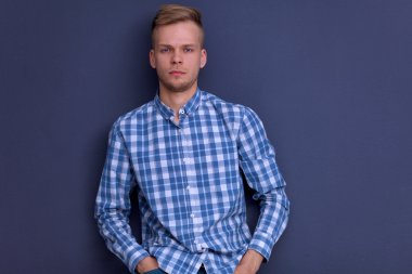 siyah arka plan üzerine yakışıklı bir genç adam portresi