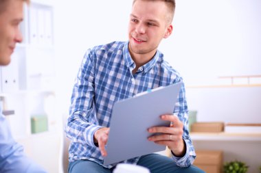 İş adamları ofiste görüştüler.