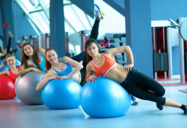 Spor salonunda pilates sınıfındaki bir grup insan.