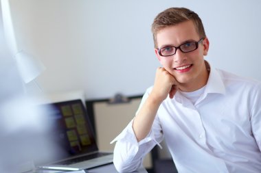 Genç işadamı ofis Resepsiyon duran, çalışma