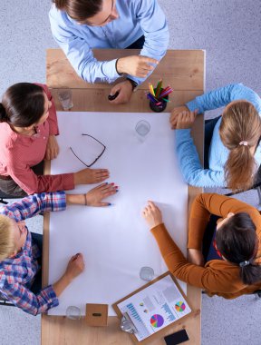 İş adamları iş toplantısında, ofiste oturup tartışıyorlar.