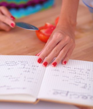 Genç kadın mutfakta salata hazırlama