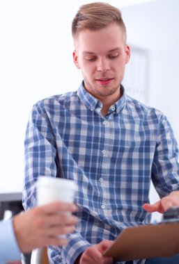 İş adamları ofiste görüştüler.