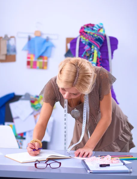 Moderne junge Modedesignerin arbeitet im Atelier. — Stockfoto