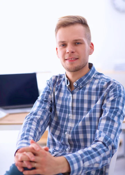 Jungunternehmer arbeitet im Büro, sitzt am Schreibtisch — Stockfoto