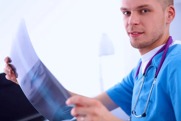 Retrato de un médico varón con radiografía de columna vertebral en el consultorio médico — Foto de Stock