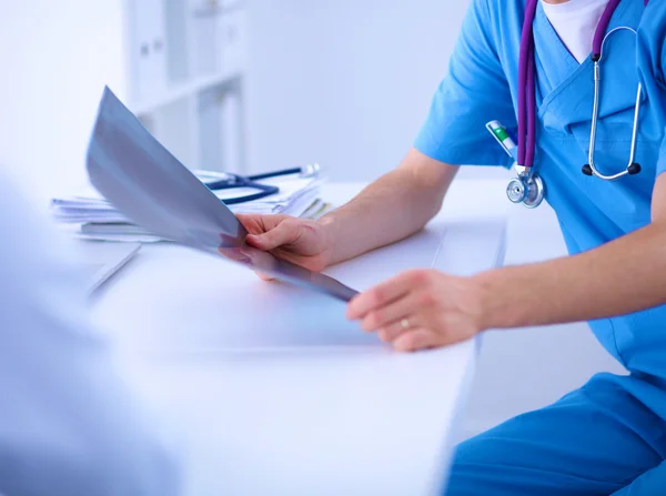 Male doctor explaining spine x-ray to patient in the medical office — Φωτογραφία Αρχείου