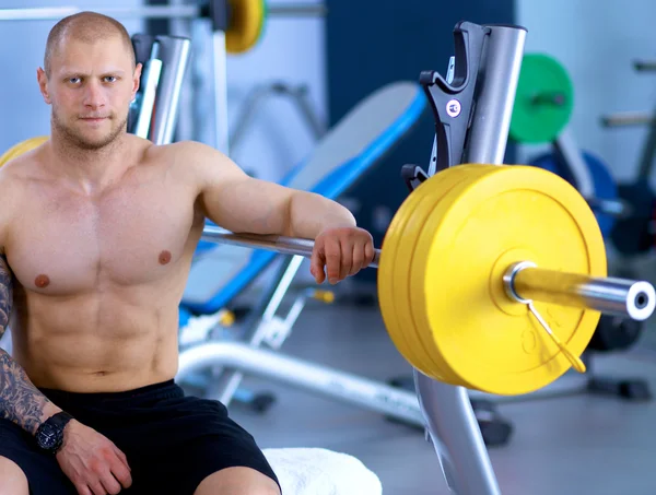 Joven hombre guapo después del entrenamiento en el gimnasio — Foto de Stock