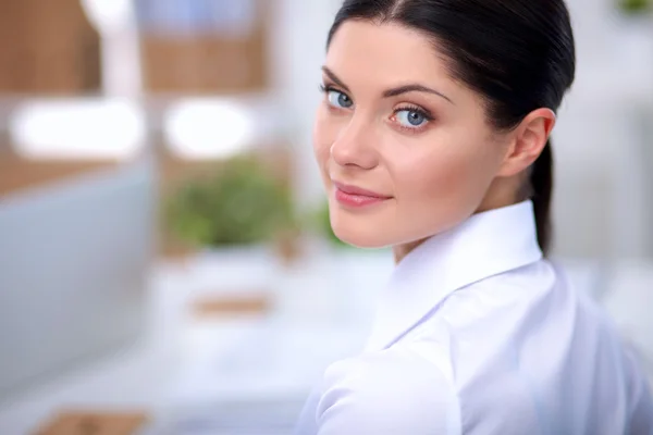 Empresária atraente sentada no escritório — Fotografia de Stock