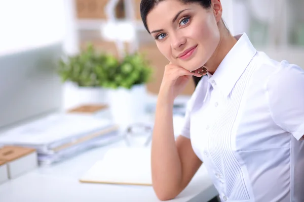 Atrakcyjna bizneswoman siedzi w biurze — Zdjęcie stockowe