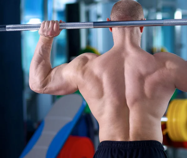 Spor salonunda barbell ile vücut geliştirmeci — Stok fotoğraf