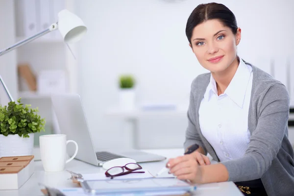 Masasında dizüstü bilgisayarla oturan bir iş kadınının portresi. — Stok fotoğraf