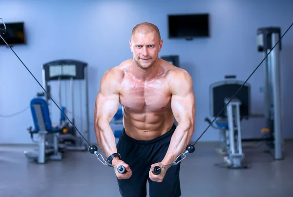 Giovane formazione in palestra con esercizi — Foto Stock