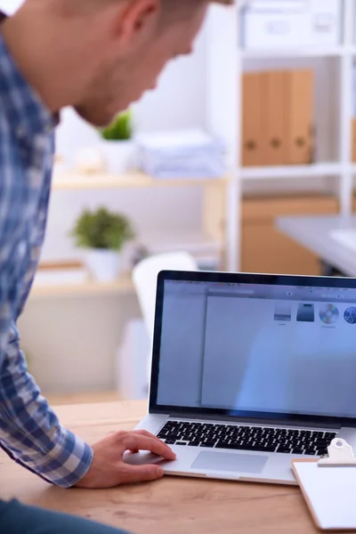 Young businessman working in office, sitting at desk — Stock Photo, Image