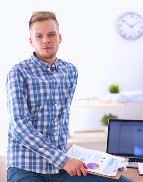 Lachende zakenman met rode map zit in het kantoor — Stockfoto