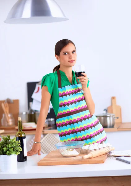 Vrouw met boodschappentassen in de keuken thuis, bij het bureau — Stockfoto