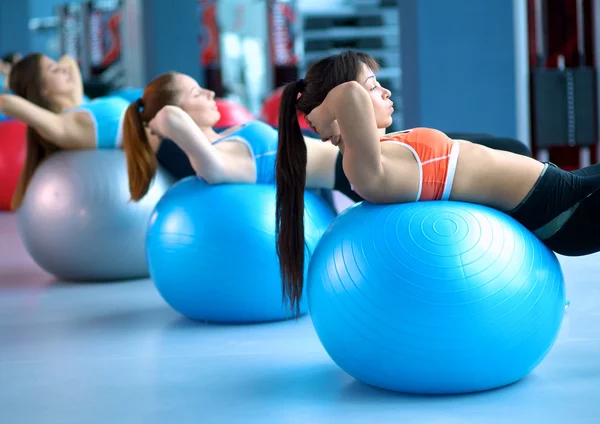 Grupp av människor i en pilatesklass på gymmet — Stockfoto