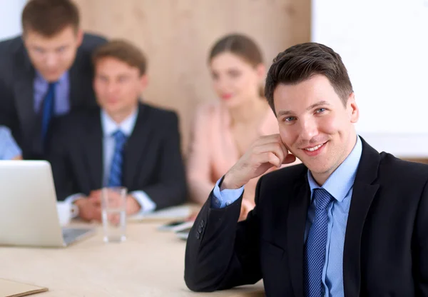 Affärsmän som sitter och diskuterar på affärsmöte, i ämbetet — Stockfoto