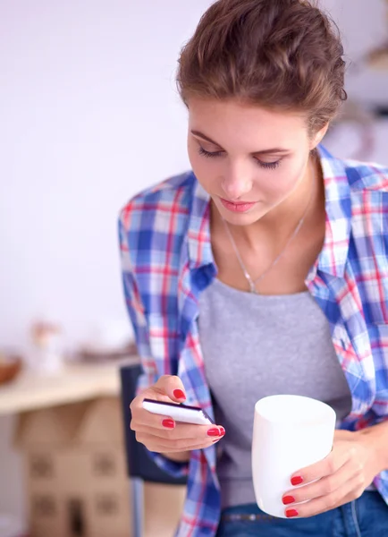 Mujer joven leyendo mgazine En la cocina en casa — Foto de Stock