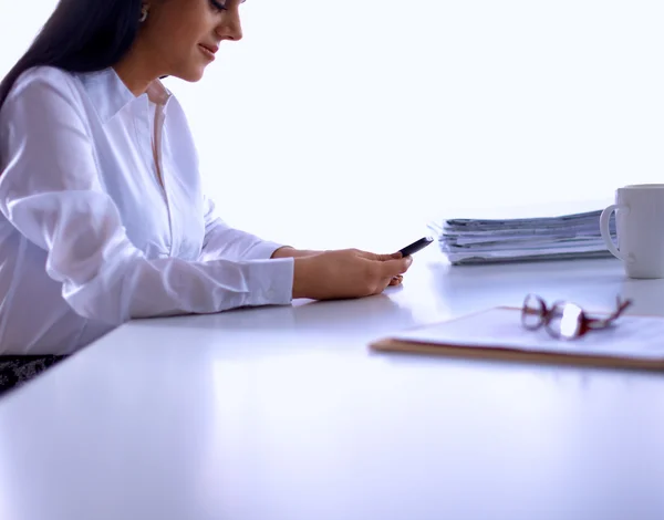 Mulher com documentos sentados na mesa — Fotografia de Stock