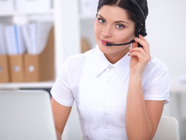 Ofiste oturan bir müşteri hizmetleri ajanının yakın plan portresi.