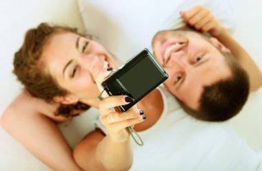 Genç adam ve kadın beyaz arka planda birlikte.