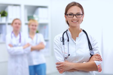 Kadın doktor hastanede duruyor.