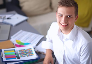 Genç işadamı ofiste masa oturarak çalışma