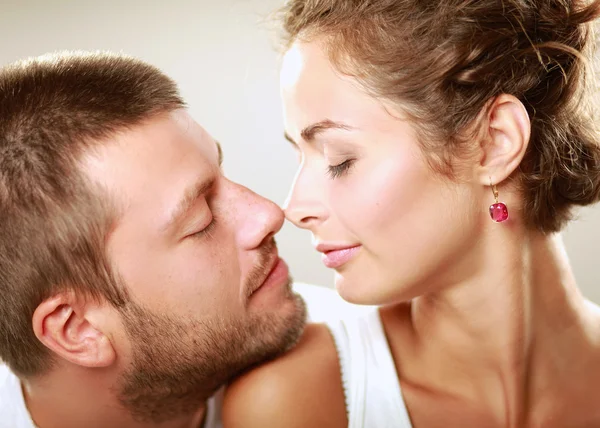 Joven hombre y mujer juntos sobre fondo blanco —  Fotos de Stock