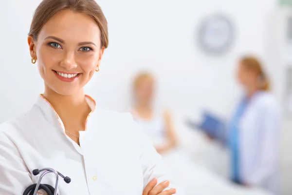 Woman doctor standingat hospital — Stock Photo, Image