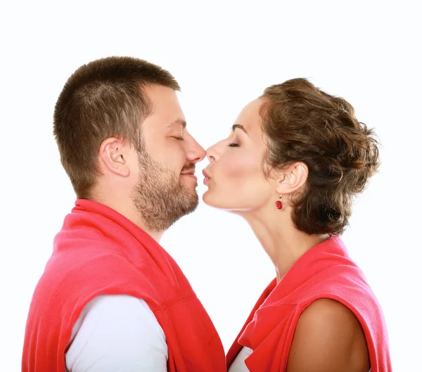 Retrato de jovem feliz casal sorridente, isolado no fundo branco — Fotografia de Stock