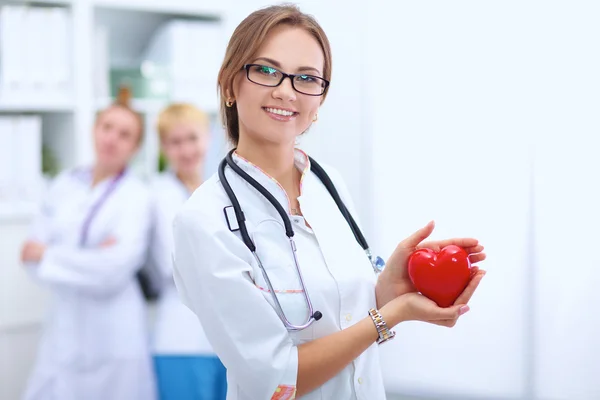 Medico donna con uno stetoscopio in ascolto, isolato su sfondo bianco — Foto Stock