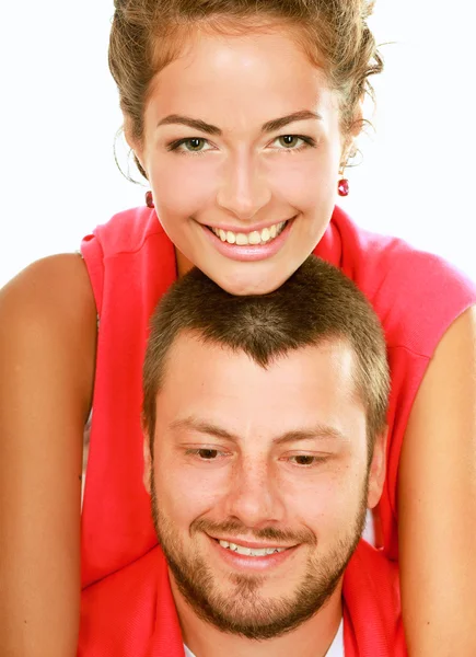 若い幸せな笑みを浮かべてカップルは、白い背景で隔離の肖像画 — ストック写真