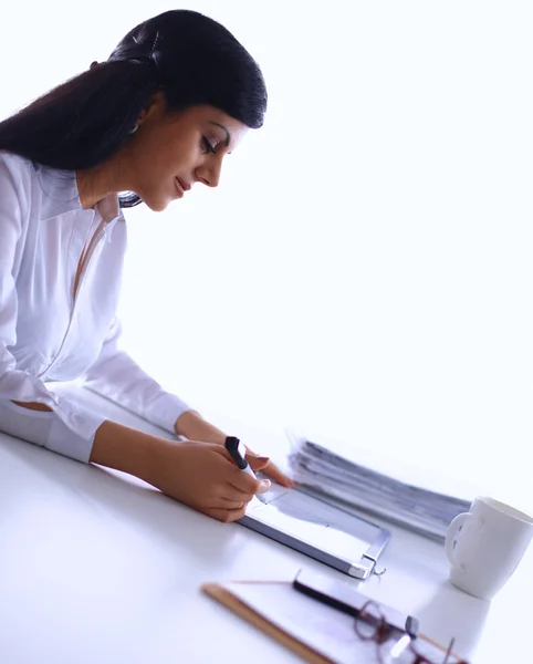 Mujer con documentos sentada en el escritorio —  Fotos de Stock