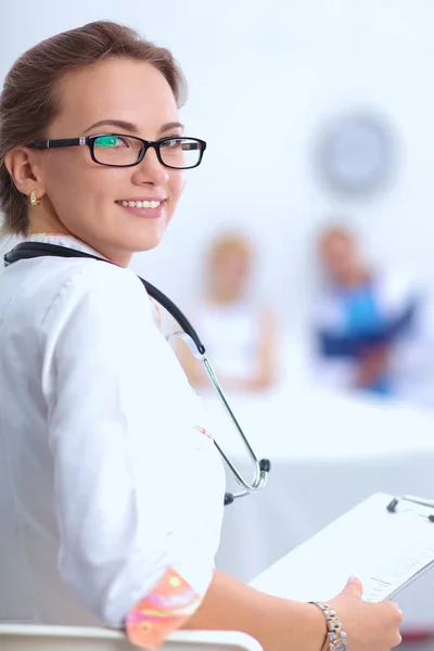 Woman doctor standingat hospital — Stock Photo, Image