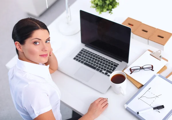 Atractiva mujer de negocios sentada en el escritorio de la oficina — Foto de Stock