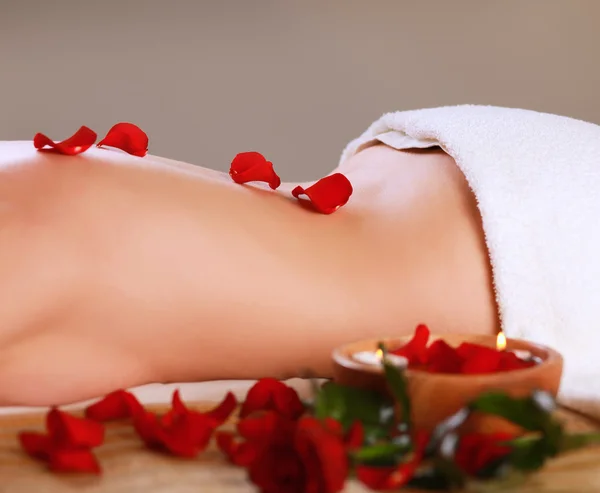 Bela jovem mulher recebendo massagem spa. — Fotografia de Stock