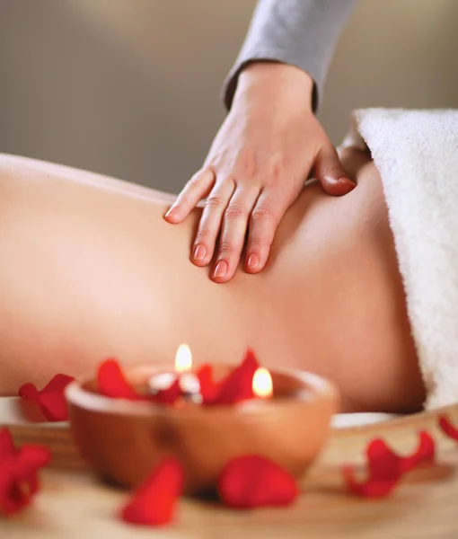 Vacker ung kvinna att få spa massage. — Stockfoto
